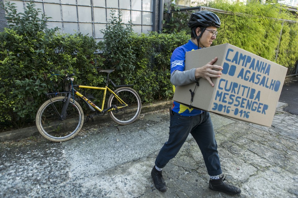Guilherme Akio: bicicletas da equipe do Curitiba Messenger também estão a postos para ajudar na coleta de agasalhos | Marcelo Andrade/Gazeta do Povo