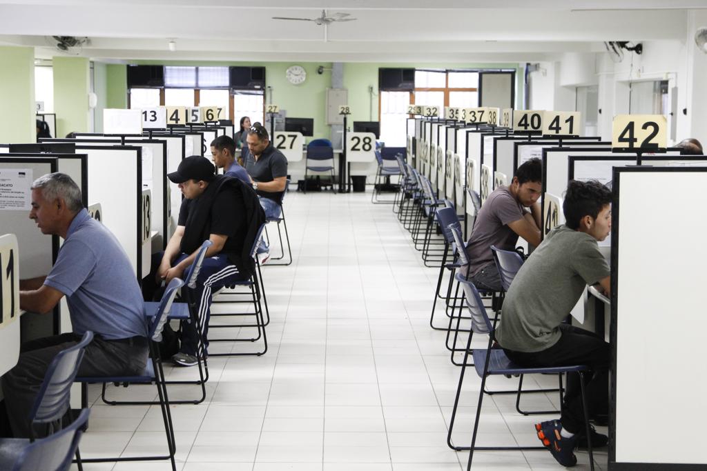 Interessados procuram emprego na Agência do Trabalhador, em Curitiba | Daniel Castellano/Gazeta do Povo/Arquivo