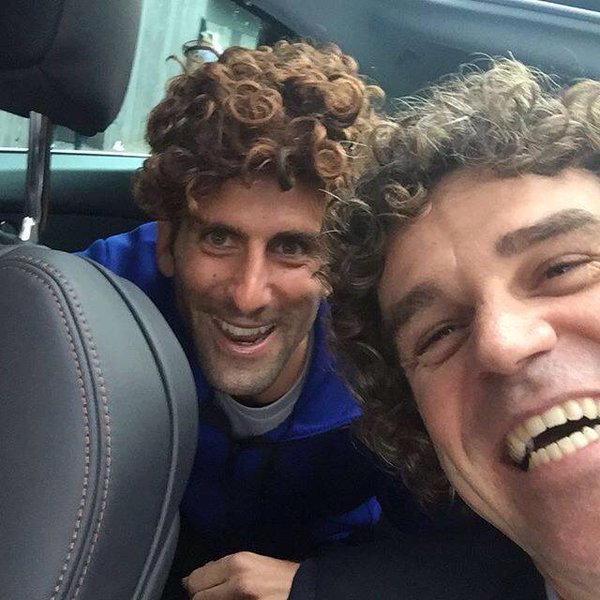 Djokovic com peruga de Guga em comercial gravado por ambos antes do primeiro título do sérvio em Roland Garros. | Twitter @gugakuerten/