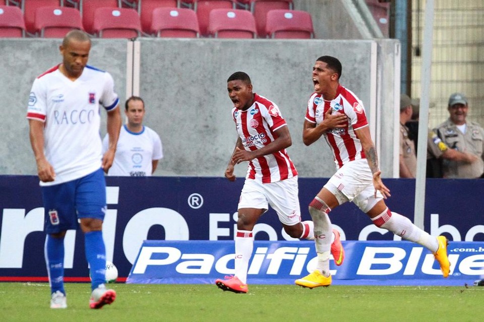 Jefferson Nem e Taiberson comemoram  um dos gols da vitória do Náutico sobre o Paraná, do atacante Lúcio Flávio. | Marlon Costa/Futura Press/Folhapress