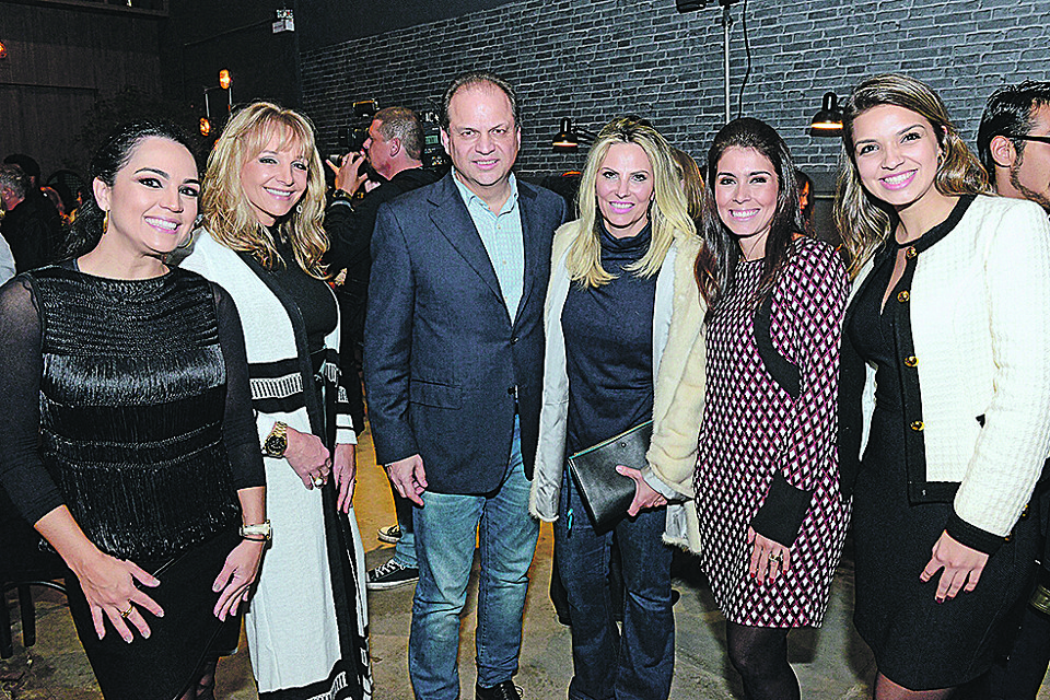 O ministro da Saúde, Ricardo Barros, e a mulher, a vice-governadora Cida Borghetti, com a arquiteta Mariana Paula Souza, a designer Melissa Dallegrave (ambas à esq.) e as também arquitetas Mariana Stockler e Carolina Posanske na festa de abertura da Casa Cor Paraná, na noite de domingo. | Gerson Lima