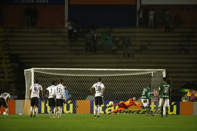 Bruno Rangel marca o primeiro gol da Chapecoense de pênalti. | Hugo Harada/Gazeta do Povo