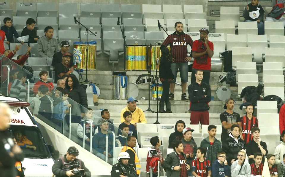 Bateria “alternativa” ficou posicionada debaixo da torcida adversária, na reta da Coronel Dulcídio. | Hugo Harada/Gazeta do Povo