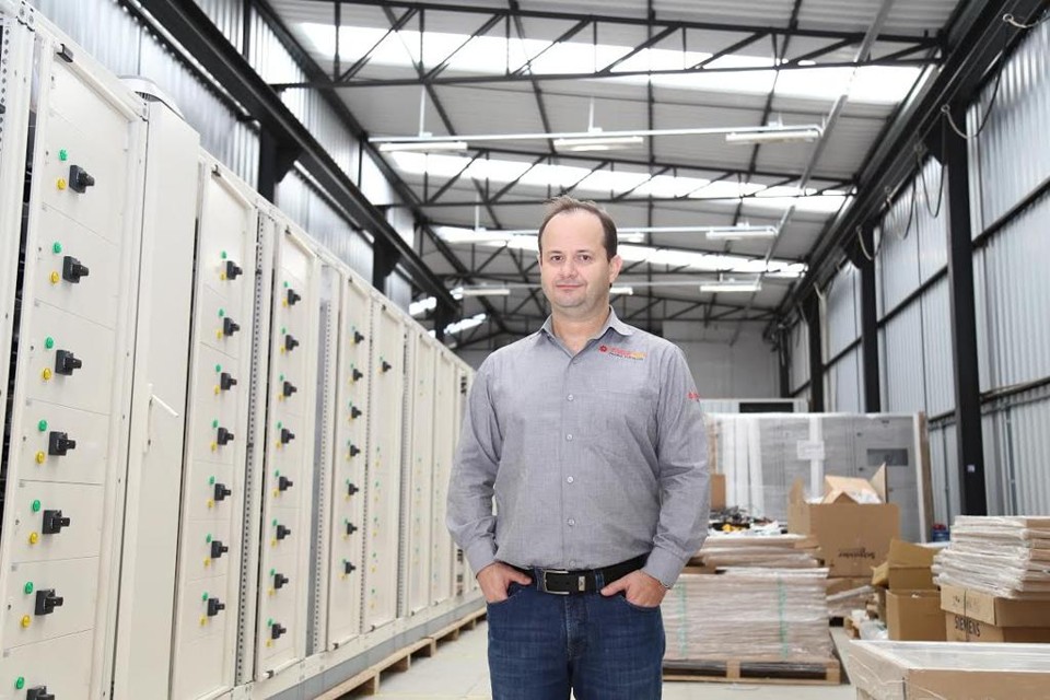 No barracão da empresa, 30 funcionários trabalham com luz natural ao longo do dia. Com telhas transparentes, luzes não precisam ser acesas | Foto: Engerey/Guto Almeida