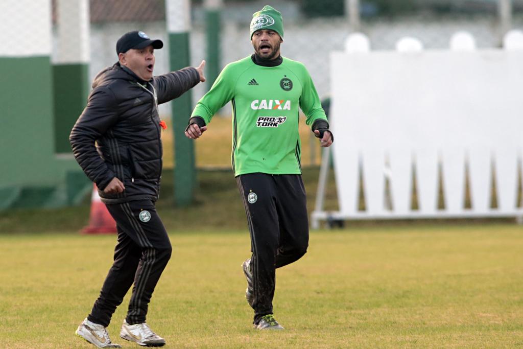 Pachequinho aponta para o volante Edinho durante o treino do Coritiba no CT da Graciosa: time terá mudanças contra o Inter. | Albari Rosa/Gazeta do Povo