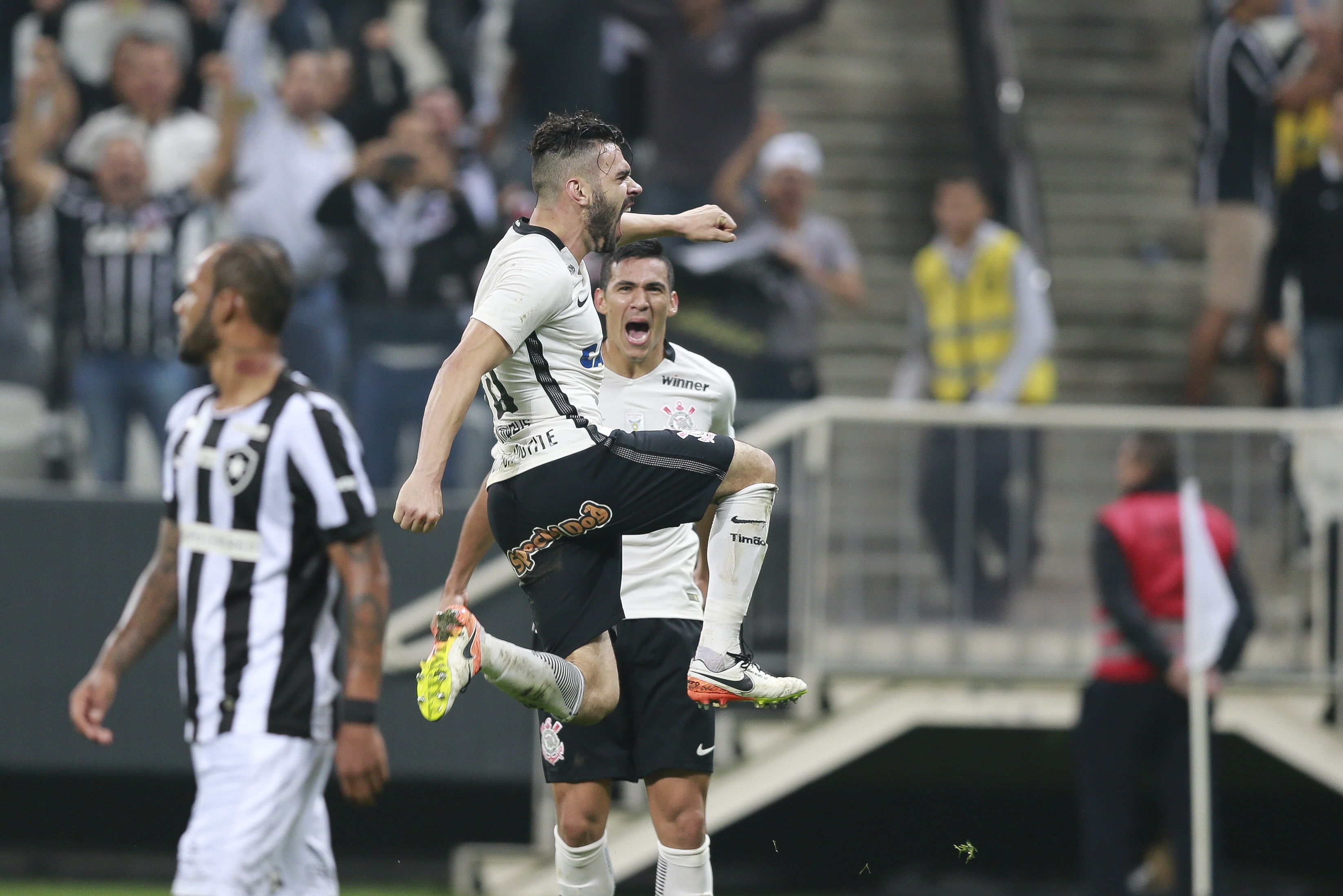 O volante Bruno Henrique marcou dois gols na vitória do Timão em Itaquera. | Robson Ventura/Folhapress