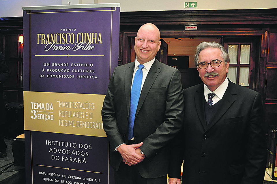 O presidente do IAP, José Lucio Glomb (à dir.), e o advogado carioca Raphael Monteiro de Souza, vencedor do III Prêmio Francisco Cunha Pereira Filho de Liberdade de Expressão, no jantar pelos 99 anos do Instituto dos Advogados do Paraná. | Zinho Gomes