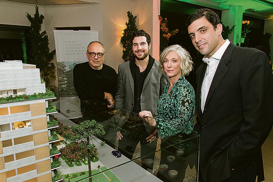 O arquiteto Arthur Casas, o empresário Alfredo Gulin Neto, da AG7 Realty, a paisagista Renata Tilli e o sócio da KSM Realty, Raul Amorim de Souza, no badalado coquetel de lançamento oficial do Ícaro Jardins do Graciosa, quinta-feira, na Casa de Festas do Graciosa Country Club. | Naideron Jr.