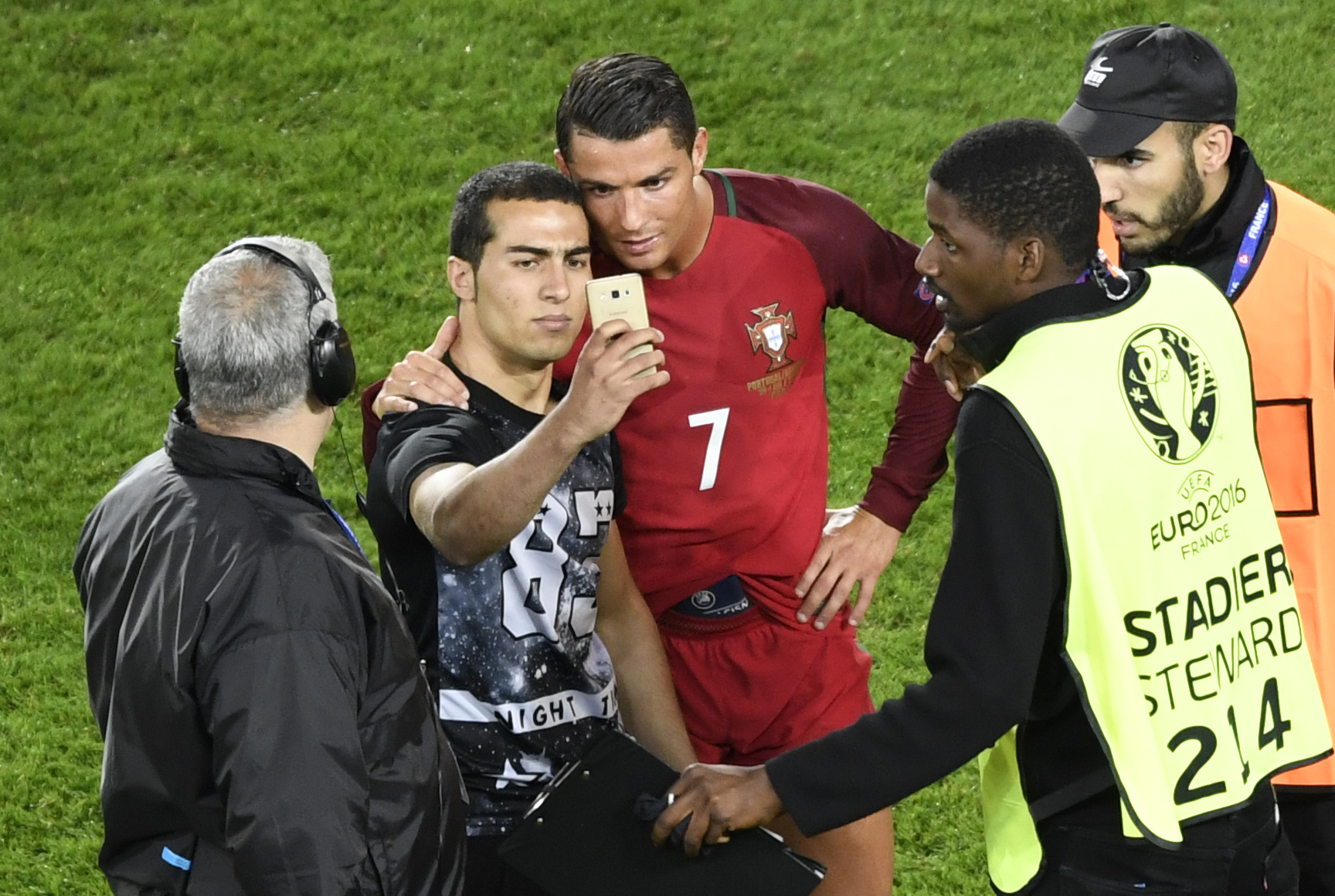 Mesmo detido pela segurança, torcedor contou com a paciência de Cristiano Ronaldo. | Miguel Medina/AFP