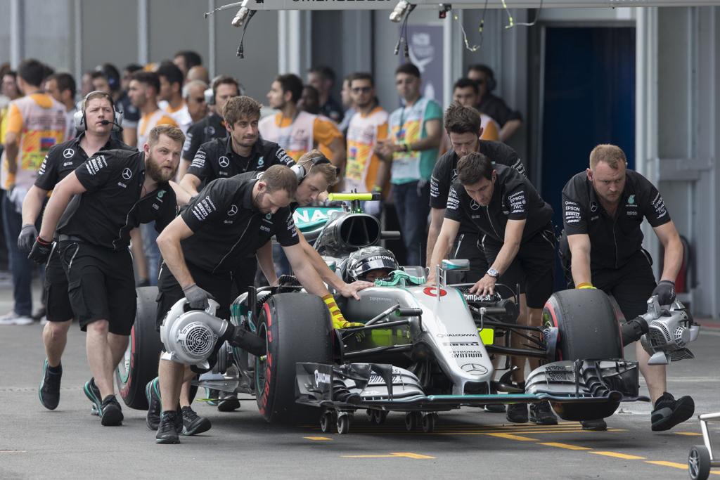 Nico Rosberg foi beneficiado por falha do companheiro de equipe. | VALDRIN XHEMAJ/AFP