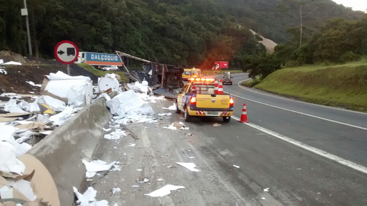 Caminhão tomba com cal e bloqueia pista sentido SC da BR-376 | PRF/Divulgação