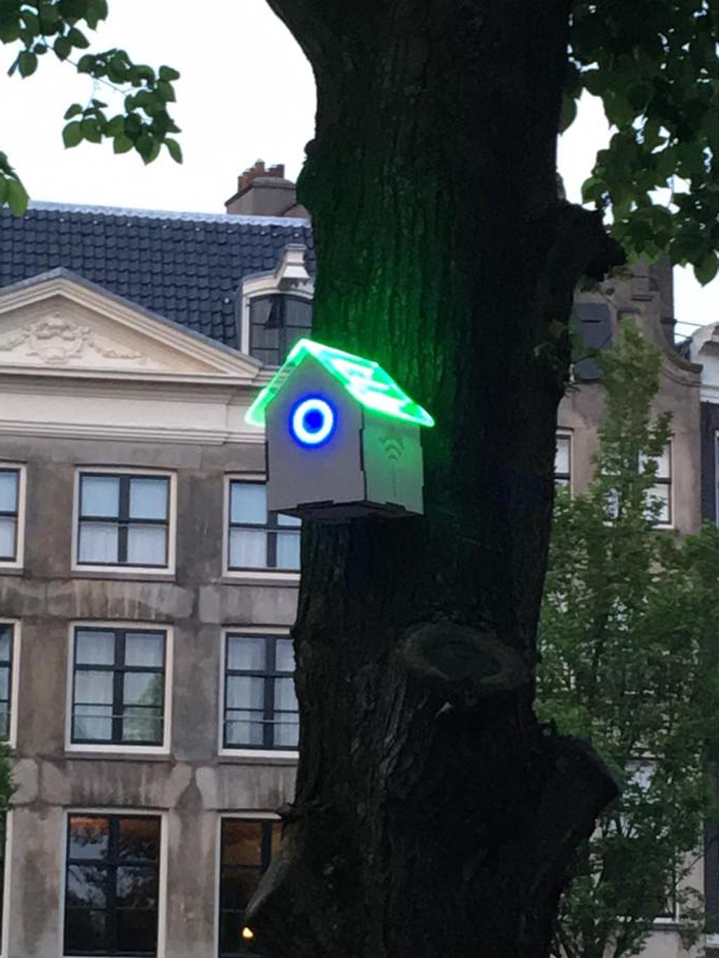 As luzes acesas indicam que o nível de dióxido de nitrogênio está dentro dos limites aceitáveis. Assim, a casinha também libera o acesso ao wi-fi a quem estiver por perto. | Joris Lam/Facebook