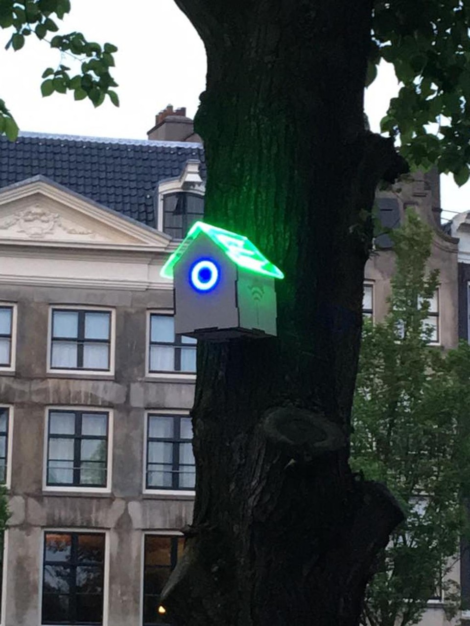 As luzes acesas indicam que o nível de dióxido de nitrogênio está dentro dos limites aceitáveis. Assim, a casinha também libera o acesso ao wi-fi a quem estiver por perto. | Joris Lam/Facebook