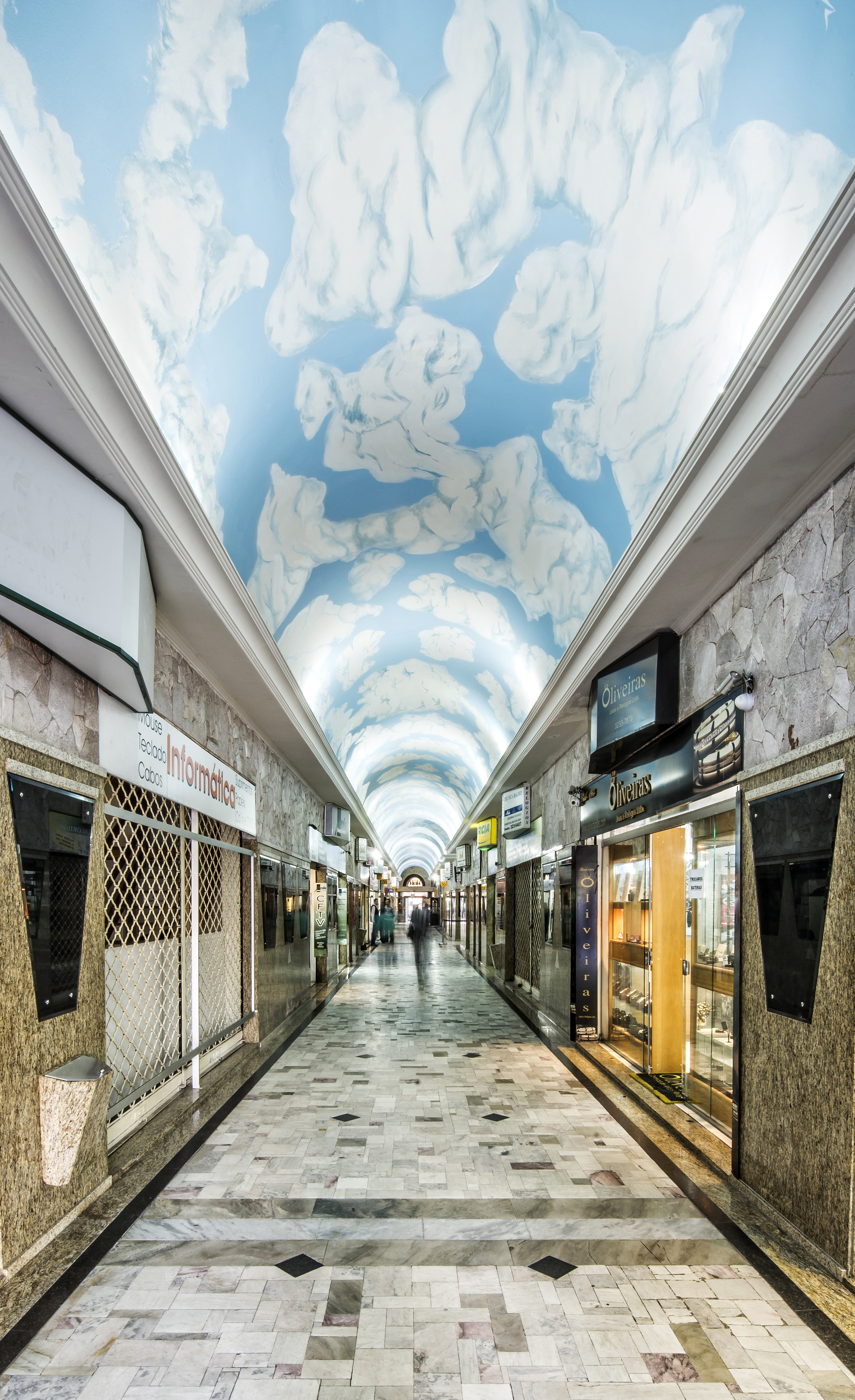 Interior do Edifício ASA em Curitiba: cenário ficcional de “A Bíblia do Che” | Letícia Akemi/Gazeta do Povo