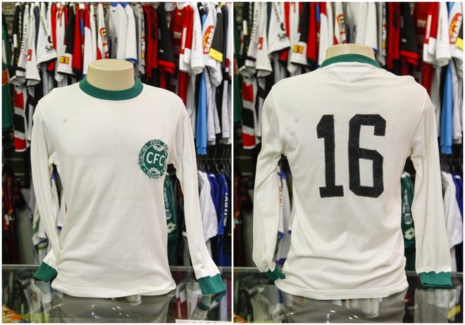 Camisa utilizada na conquista do Torneio do Povo, em 1973. Número 16, era do dirigente Hélio Alves. | Daniel Castellano/Gazeta do Povo