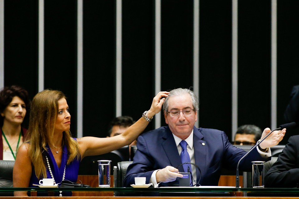 Em ação civil pública, MPF-PR pede cassação dos direitos políticos e multa a Eduardo Cunha Eduardo Cunha (à dir.) com a esposa Claudia Cruz | Pedro Ladeira/Folhapress/Arquivo