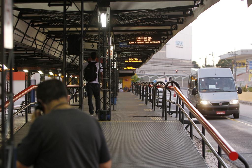 Passageiros que presenciarem assédio dentro de coletivos devem  acionar a PM ou a Guarda Municipal. | Antônio More/Gazeta do Povo