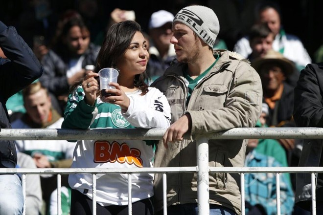 Casais comemoram o Dia dos Namorados no Couto Pereira em jogo do Coritiba contra o Sport. | Antônio MoreGazeta do Povo