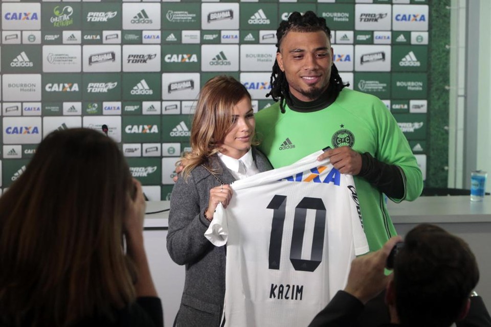 Mariana Bigão, esposa de Kazim, na apresentação oficial do jogador no Coritiba. | Albari Rosa/gazeta do povo