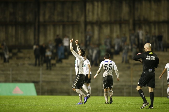 Atacante Ortega comemora o segundo gol do Coritiba. | Hugo Harada/Gazeta do Povo