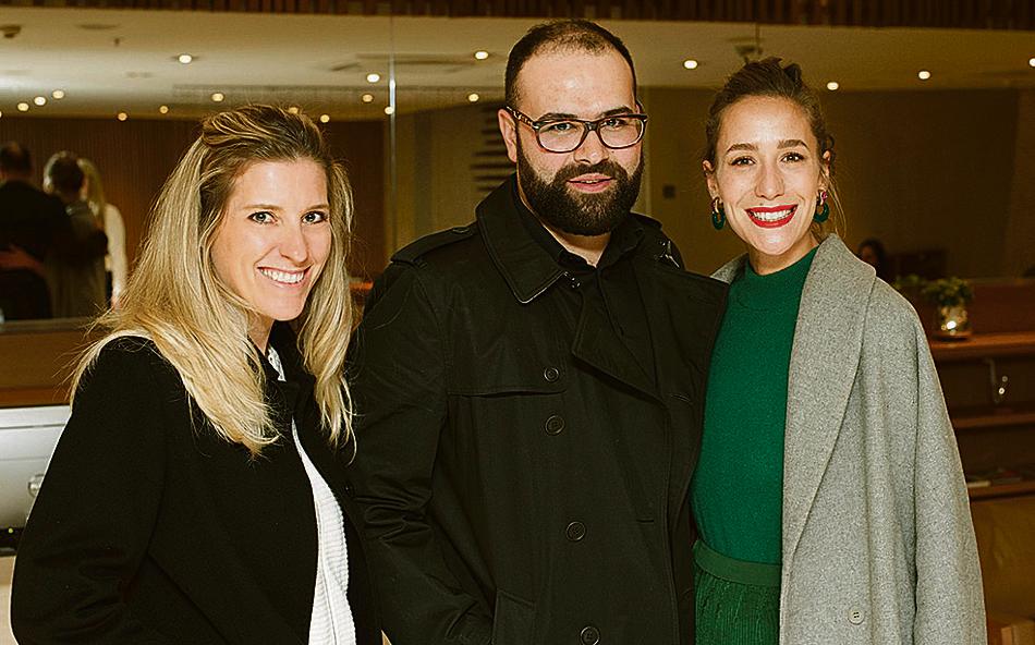 A princesa e DJ Paola de Orleans e Bragança esteve na cidade na terça-feira, a convite da Caudalie, para dar dicas de beleza para clientes da marca francesa, no Pátio Batel. Paola foi recebida por César Brito, gerente da Caudalie no Paraná, e pela gerente de Marketing e Relacionamento do shopping, Mariane Caponi (à esq.). | Ricardo L. Oliveira