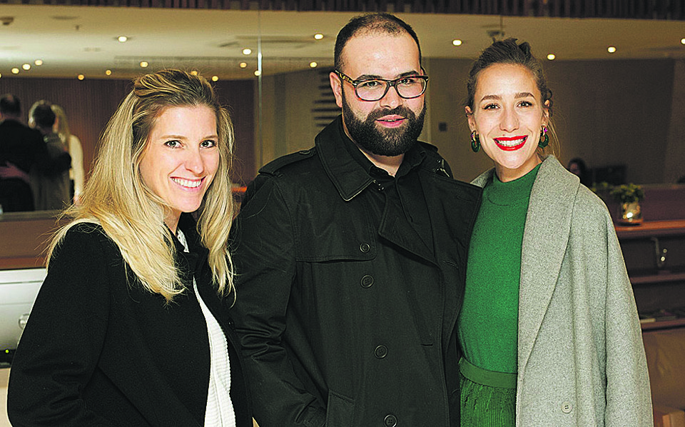 A princesa e DJ Paola de Orleans e Bragança esteve na cidade na terça-feira, a convite da Caudalie, para dar dicas de beleza para clientes da marca francesa, no Pátio Batel. Paola foi recebida por César Brito, gerente da Caudalie no Paraná, e pela gerente de Marketing e Relacionamento do shopping, Mariane Caponi (à esq.). | Ricardo L. Oliveira