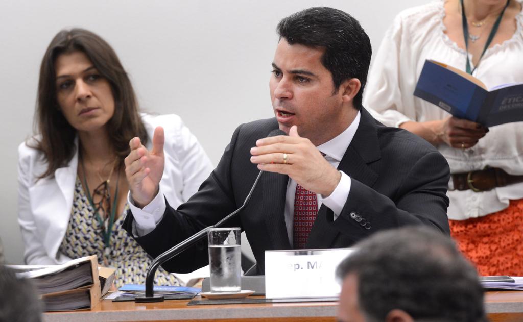 Marcos Rogério lê o seu parecer que recomenda a cassação do mandato do deputado Eduardo Cunha (PMDB-RJ) | Antônio Cruz/Agência Brasil