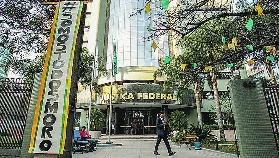 Lava Jato começou no Paraná e já colocou os pés em 13 estados do país Fachada da Justiça Federal: processos ficaram nas mãos de Moro. | Daniel Castellano/Gazeta do Povo/ Arquivo