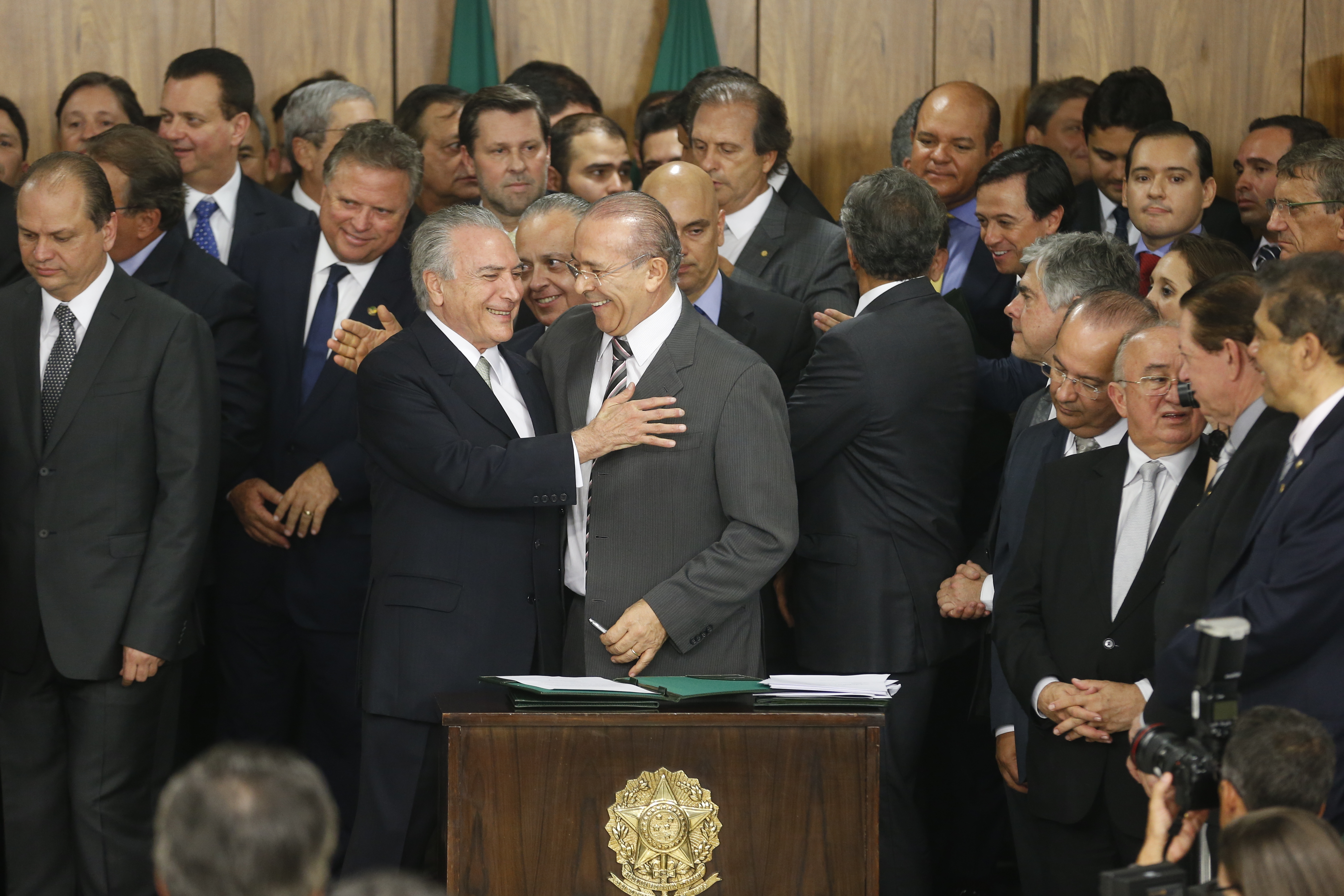 Posse do presidente em exercício, Michel Temer: não há mulheres ou negros no primeiro escalão | Pedro Ladeira/Folhapress