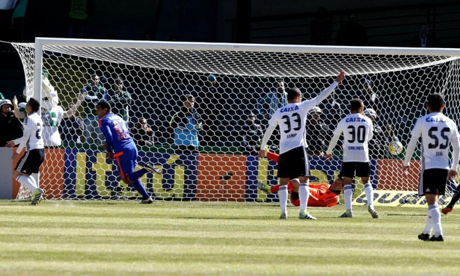Diego Souza marcou o primeiro gol do Sport no Couto Pereira. | Antônio More Gazeta do Povo