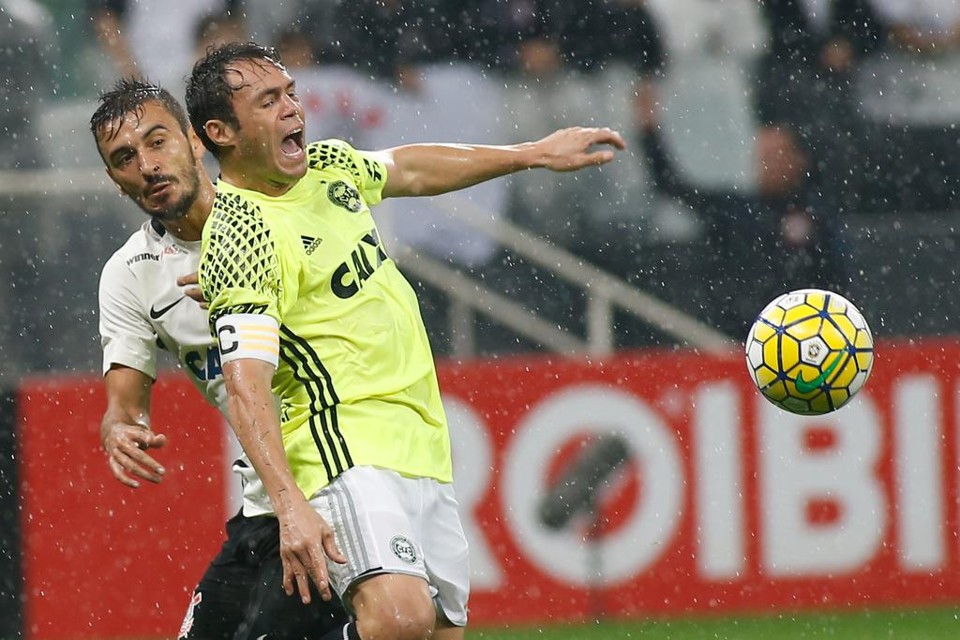 Coritiba leva gol do Corinthians nos acréscimos e desperdiça reabilitação Kleber pouco fez na derrota do Coritiba para o Corinthians. | Leonardo Benassatto/Futurapress / Folhapress