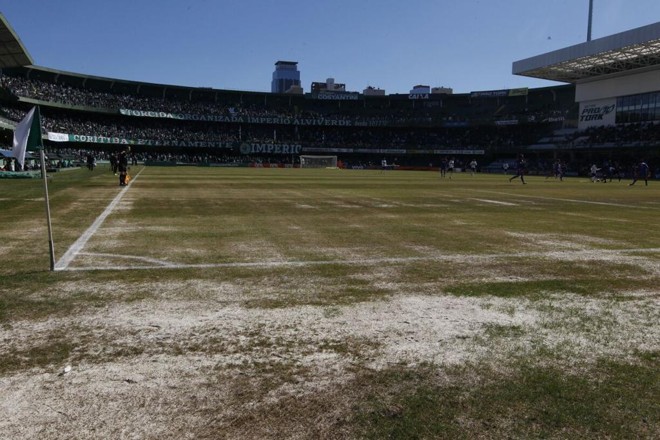 Gramado do Couto Pereira foi criticado por jogadores e pelo técnico Pachequinho. | Antônio More/Gazeta do Povo