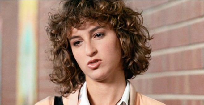Jennifer Grey, a Jeanie BuellerA atriz estourou no ano seguinte a “Curtindo a Vida Adoidado”, com “Dirty Dancing”. Poucos dias antes da estreia do filme, porém, ela sofreu um acidente de trânsito na Irlanda com Matthew Broderick , que na época era seu noivo. Duas pessoas que estavam no carro em que colidiram morreram. Ela disse em entrevistas recentes que o fato a marcou profundamente, fazendo com que enxergasse a carreira de outra maneira. Ela não aproveitou a onda e escolheu papéis inexpressivos. Ela fez duas cirurgias plásticas que modificaram seu nariz no início dos anos 1990, ela fez pontas em séries, como “Friends”. Seus últimos trabalhos foram na série “Red Oaks”, em 2015 e na animação “Duck Duck Goose”, deste ano. | Divulgação