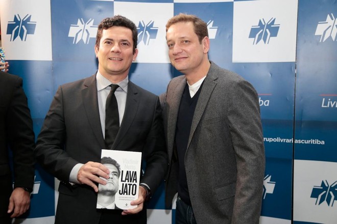 Moro conversa com o autor do livro sobre a Lava Jato, Vladimir Neto, da TV Globo | Foto: Pedro Serápio/Gazeta do Povo