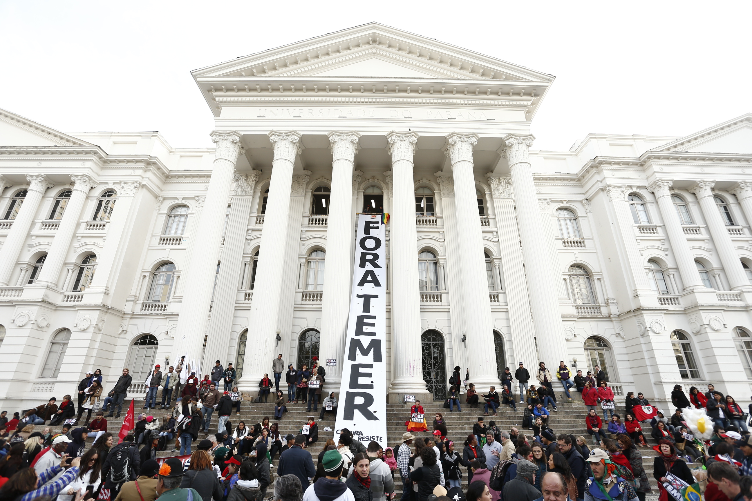 Manifestantes se concentram na Praça Santos Andrade | Hugo Harada/Gazeta do Povo