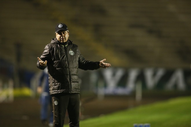 Técnico Gilson Kleina, do Coritiba, reclama com a arbitragem. | Hugo Harada/Gazeta do Povo