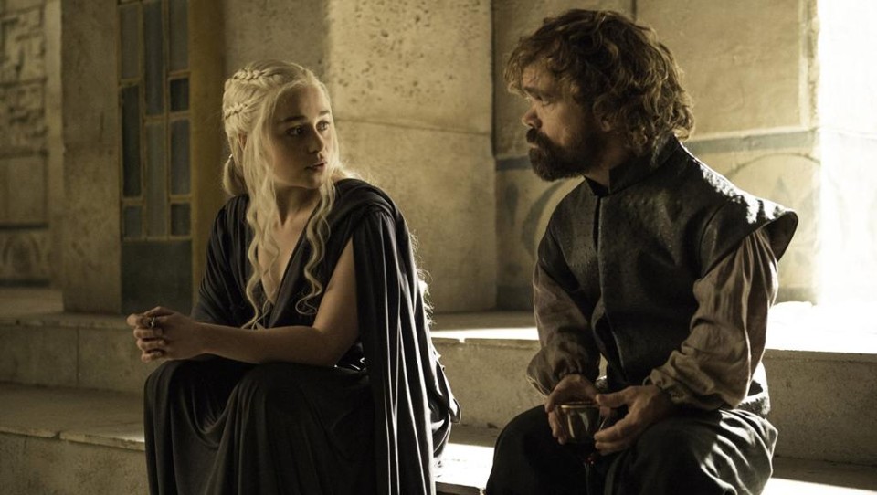 Daenerys Targaryen (Emilia Clarke) e Tyrion Lannister (Peter Dinklage). A partir deste ponto, Lannisters e Starks voltam ao embate direto e têm os Targaryens como ameaça ou salvação. | /Divulgação HBO