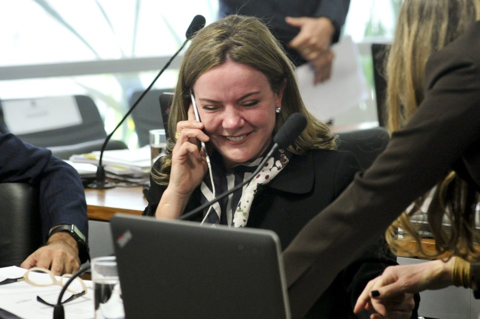 Gleisi estava na comissão do impeachment quando recebeu a notícia da soltura de seu marido | /Geraldo Magela/Agência Senado