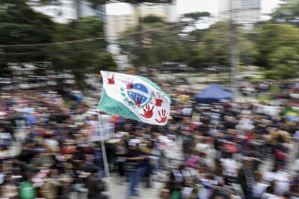 Servidores estaduais protestam na esteira da batalha do Centro Cívico, confronto símbolo da greve dos professores do ano passado | Henry Milleo/Gazeta do Povo/Arquivo