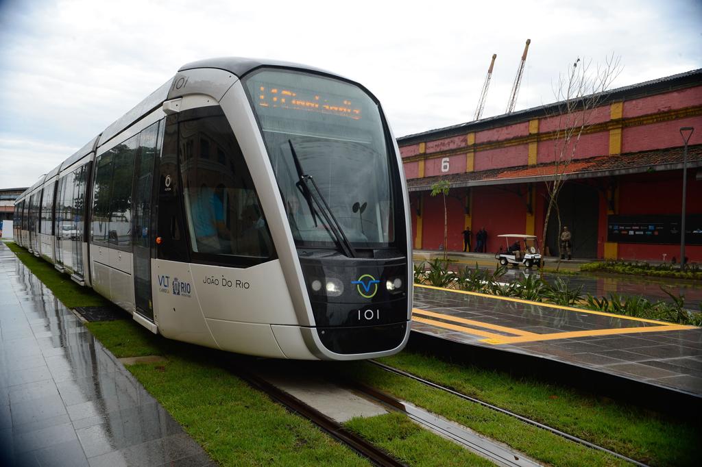 No Rio, o VLT começou a operar em 5 de junho, para integrar o centro da cidade, o Aeroporto Santos Dumont e a Barca Rio-Niterói à região portuária, tanto como uma nova opção de linha em alguns trechos e substituição de outras já existentes, integrado a outros modais. | Fernando Frazão/Agência Brasil