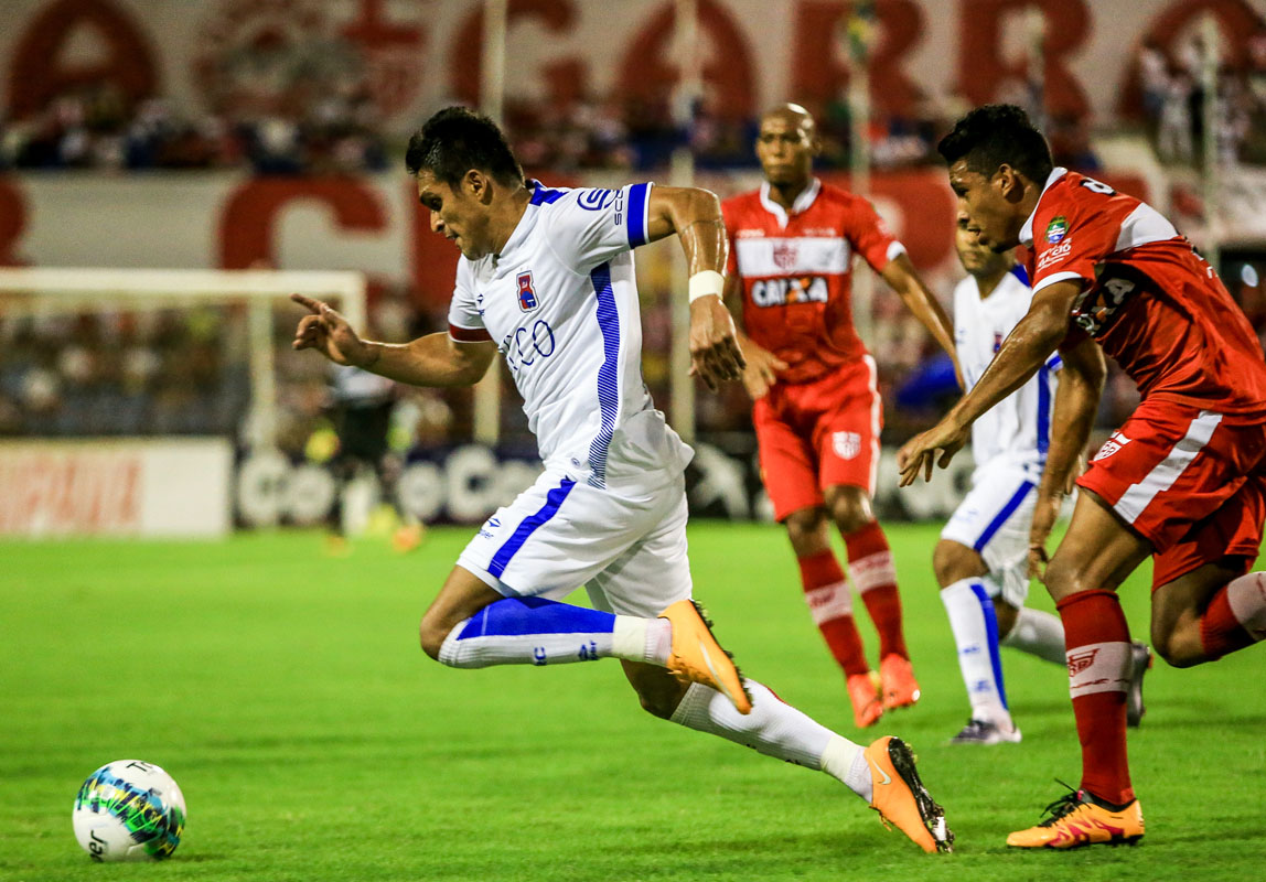 Atacante Robson perdeu pênalti e, mais tarde, fez o gol de empate do Tricolor. | Ailton Cruz/Gazeta de Alagoas