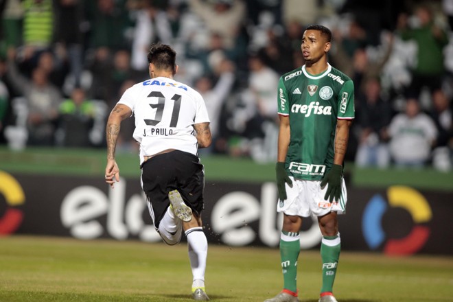 João Paulo comemora gol do Coritiba diante do palmeirens e Gabriel Jesus. | Albari Rosa/Gazeta do Povo