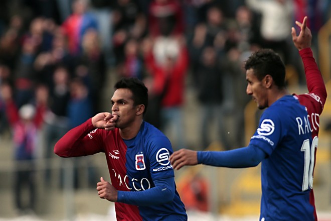 Depois de confusão dentro da área, Robson recebeu a bola, girou e chutou para o gol, abrindo placar na Vila Capanema | Albari Rosa/Gazeta do Povo