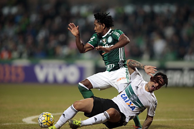 Zé Roberto e João Paulo brigam pela gola. | Albari Rosa/Gazeta do Povo