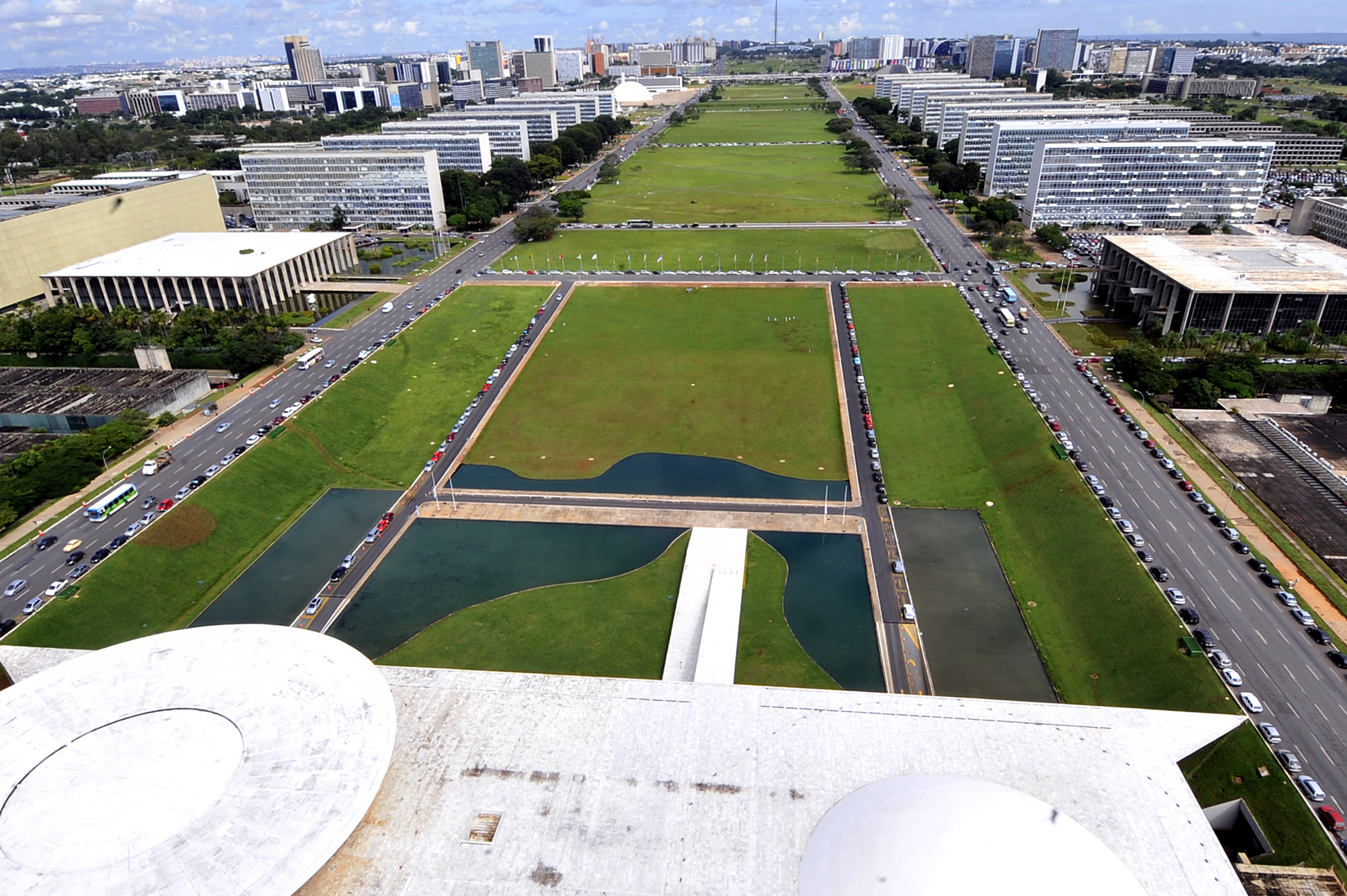Vista da Esplanada a partir do Congresso: se o projeto passar, servidores federais poderão trabalhar em casa, desde que o poder público possa mensurar o resultado do trabalho. | Foto: José Cruz/ ABr