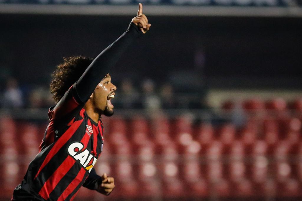Volante Otávio, do Atlético, comemora o gol de empate contra o São Paulo. | Ale Vianna/Eleven/Folhapress/