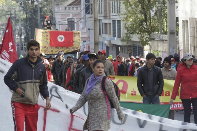Caminhada de manifestantes pelas ruas da região central de Curitiba. | Foto: Antonio More/Gazeta do Povo