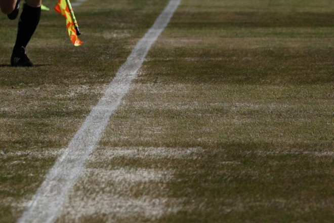 Muita areia no gramado do Couto. | Antônio MoreGazeta do Povo
