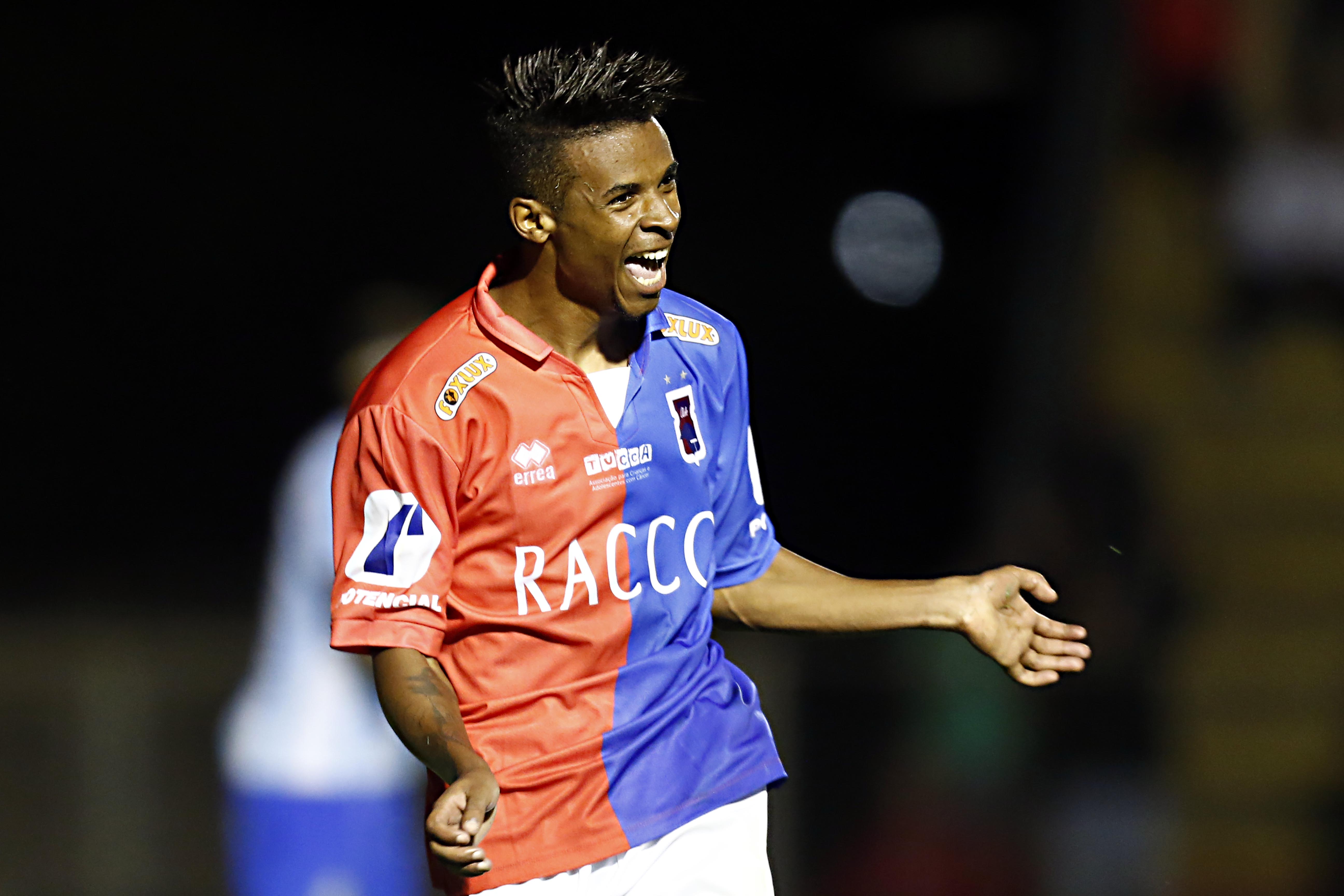 Henrique comemora gol na primeira passagem pelo Tricolor, em 2015. | Albari Rosa/Gazeta do Povo