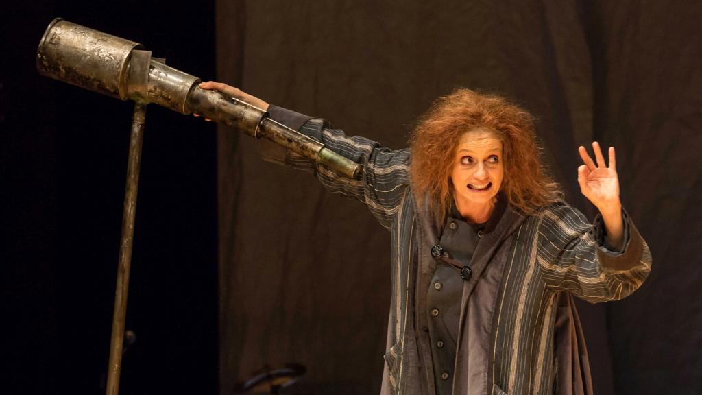 Denise Fraga interpreta o cientista Galileu Galilei | João Caldas Filho/Divulgação